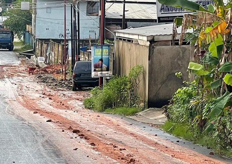 Warga Dan Pengguna Jalan Raya Keluhkan Jalan Husni Thamrin Palembang