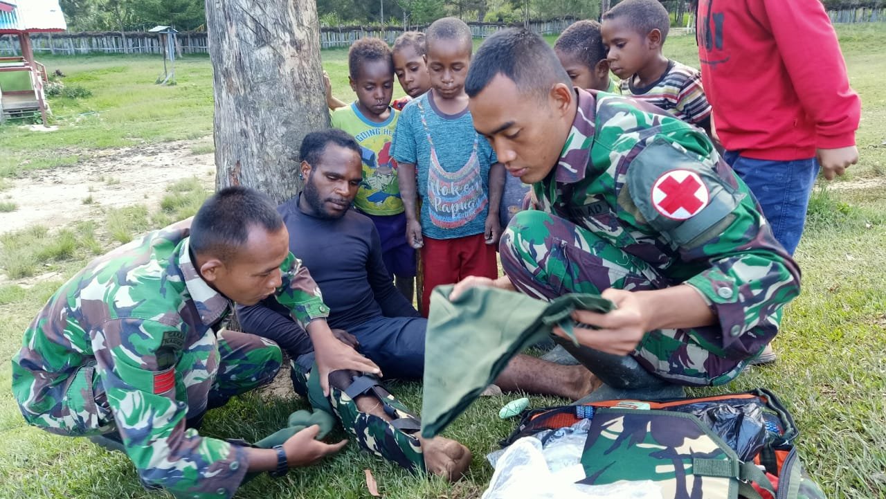 Empati Satgas Yonif Mr 412 Kostrad Tim Medis Beri Pertolongan Pertama Warga Di Papua Benuanewscom 9199