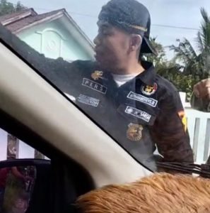 Oknum Wartawan Ketika Hadang Mobil Milik Colektor (Kabiro Sinarglobalnusantara.com) 