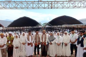 Bupati dan para Pejabat berfoto bersama Ustadz Abdul Somad Usai Tabligh Akbar di Lapangan Tamsis Masamba