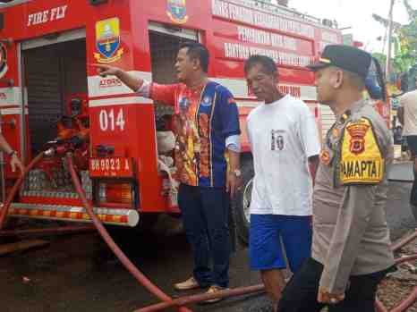 Kebakaran di Rawasari, Tim Pamapta Polresta Jambi Gerak Cepat Evakuasi Warga Kebakaran di Rawasari, Tim Pamapta Polresta Jambi Gerak Cepat Evakuasi Warga