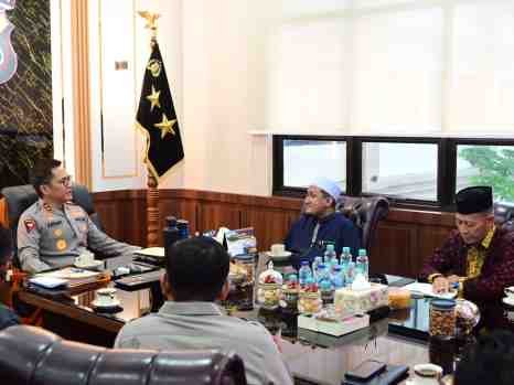 Kapolda Jambi Perkuat Sinergi dengan Tokoh Agama melalui Silaturahmi Bersama Pimpinan Ponpes Darul Arifin