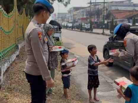 HUT Propam Polri ke-24, Bid Propam Polda Jambi Gelar Bakti Sosial di Panti Asuhan dan Berbagi dengan Pengguna Jalan