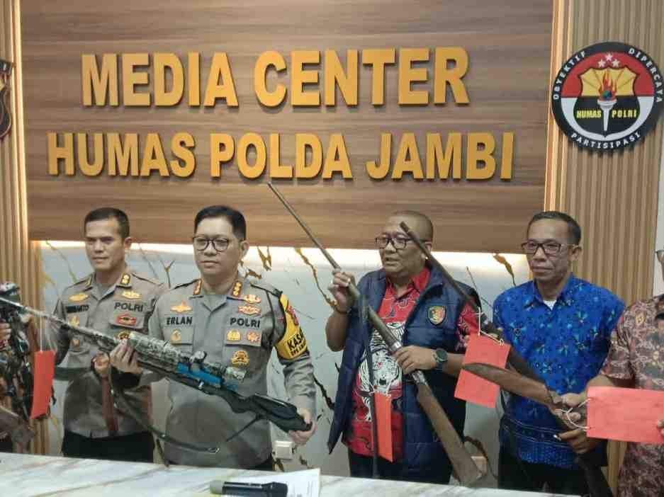 KURANG DARI 24 JAM! Polda Jambi Tangkap 8 Terduga Pelaku Penyerangan Mapolres Merangin, 5 Senpi Rakitan Disita