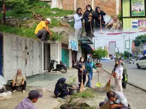 Komit Wujudkan Kota Asri, Lurah Rantauprapat Pimpin Aksi Bersih-Bersih di Jalan Sudirman