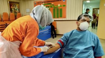 53300-petugas-saat-melakukan-pemeriksaan-rapid-test-terhadap-warga-di-jakarta-1.jpg