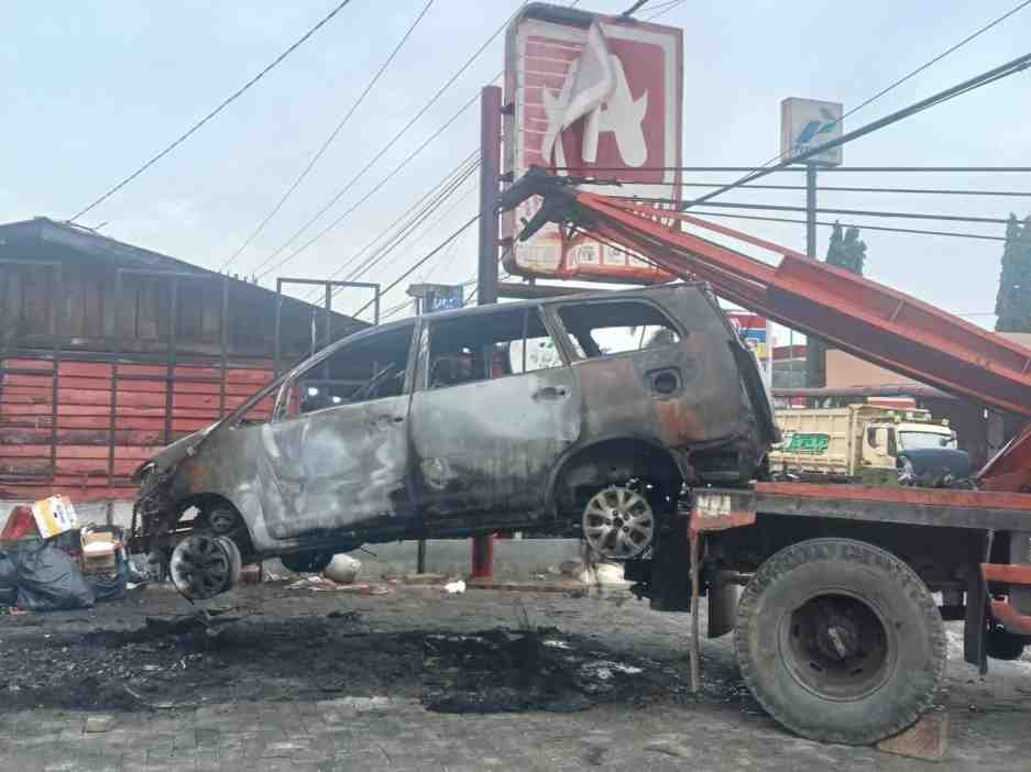 Mobil Toyota Innova Terbakar di Parkiran Alfamidi Kotapinang, Polisi Selidiki Dugaan Angkut BBM dalam Jeriken