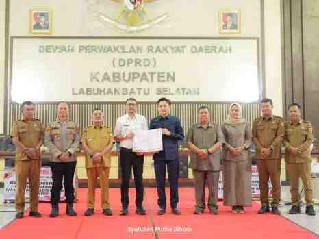 Bupati dan Wabup Labusel Hadiri Paripurna KUA-PPAS APBD 2027