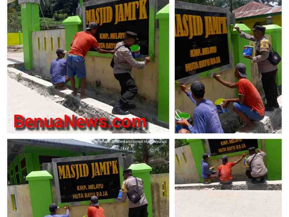 Personel Bhabinkamtibmas Polsek Tanah Jawa  Bersama Warga Bersihkan Masjid