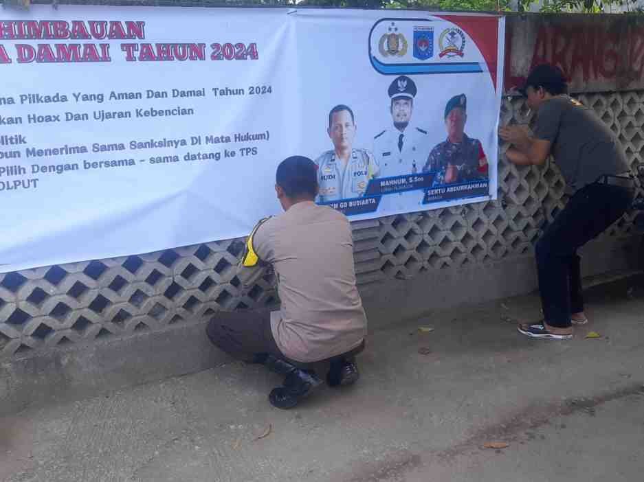 Bersama Unsur Tiga Pilar, Bhabinkamtibmas Polsek Mataram Pasang Spanduk Ciptakan Suasana Pilkada Aman Dan Damai