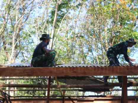 Proses Pembangunan RTLH Bapak Suhendra Capai Tahap Pemasangan Atap