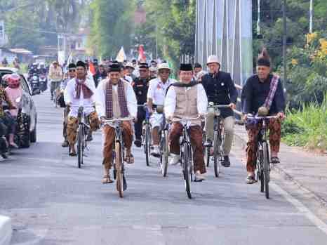 Ratusan Orang Berbusana Tempo Dulu Mengayuh Sepeda Onthel, Membayangkan Payakumbuh ke Masa Lalu