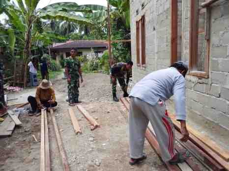 Personel Satgas TMMD Kodim 0311 Pessel, Percepat Rehabilitasi RTLH Milik Suharti Warga Nagari Koto Berapak