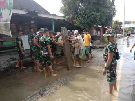 Guna Mencegah Banjir, Personel Satgas TMMD 127 Pessel Bersihkan Saluran Air Pemukiman Warga