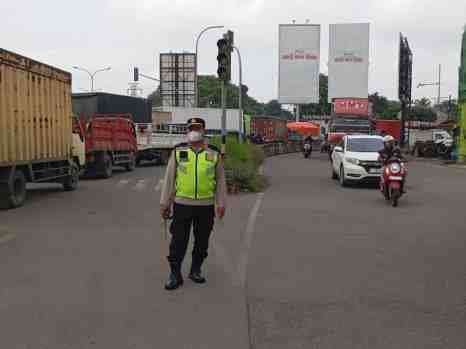 Personel Polsek Cikupa Laksanakan Pengaturan Lalu Lintas di Perempatan Cikupamas