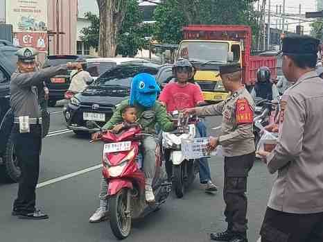 Hari Kedua Ramadan, Polsek Sandubaya Berbagi Takjil untuk Pengendara