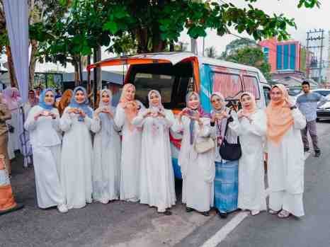 TP. PKK dan DWP Provinsi Lampung Bagikan Ratusan Takjil untuk Masyarakat