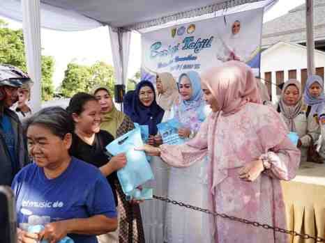 Antusiasme Warga Warnai Kegiatan Berbagi Takjil PKK dan DWP Provinsi Lampung