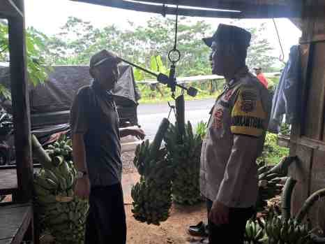 Antisipasi gangguan kamtibmas, Bhabinmas Polsek Cilograng Polres Lebak sambang sampaikan pesan kamtibmas Ke Masyarakat Desa Cibareno