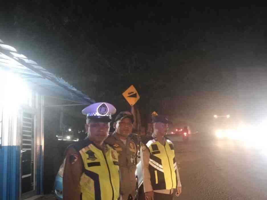 Polsek Cikupa Laksanakan Penyekatan Kendaraan Sumbu Tiga di Wilayah Hukumnya