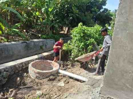 TMMD Ke – 127 Kodim 0311 Pessel: Personel Bersama Warga Bahu Membahu Penimbunan Bak Pembuangan MCK di Nagari Koto Berapak