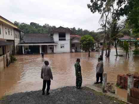 KSPKT III Polsek Rangkasbitung Polres Lebak Cek Rumah Warga Yang Terendam Air Akibat Luapan Sungai Cipendey*
