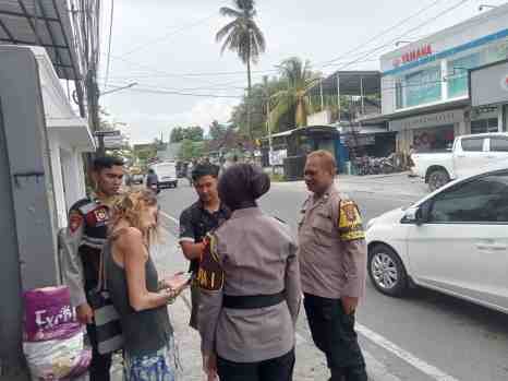 Respon Cepat Laporan 110, Polsek Ampenan Evakuasi WNA Tak Sadarkan Diri di Sukaraja