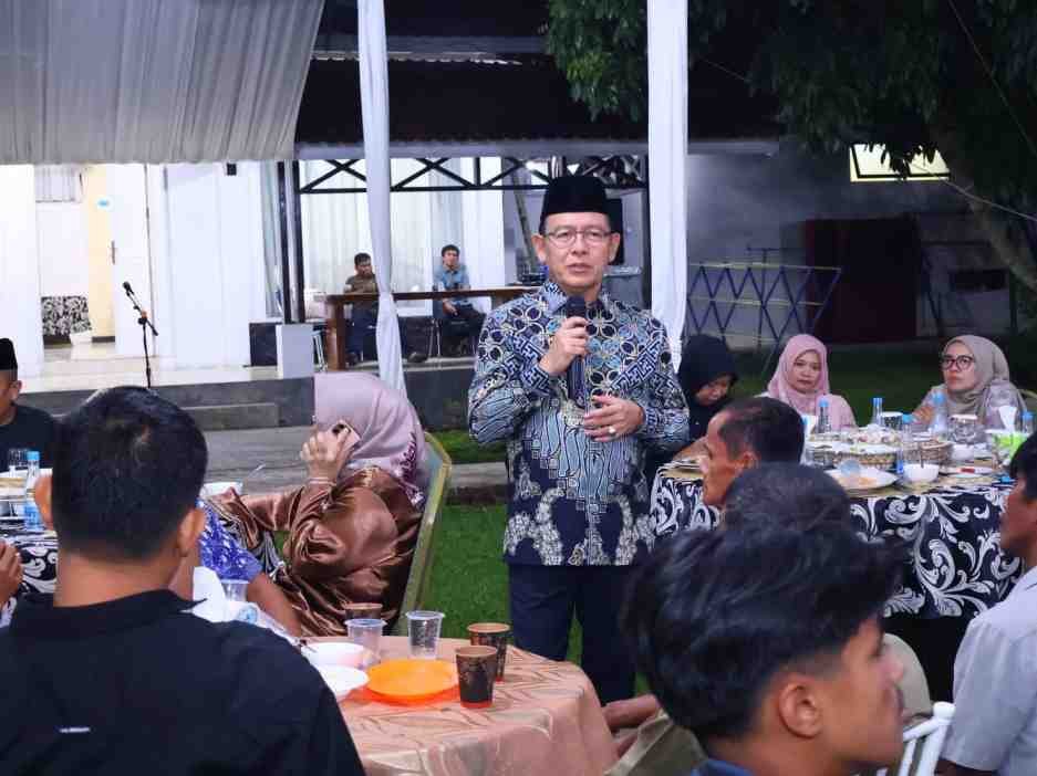 Ditengah Buka Bersama, Wako Zulmaeta Sampaikan Ucapan Terimakasih Kepada Petugas Kebersihan Kota Payakumbuh 