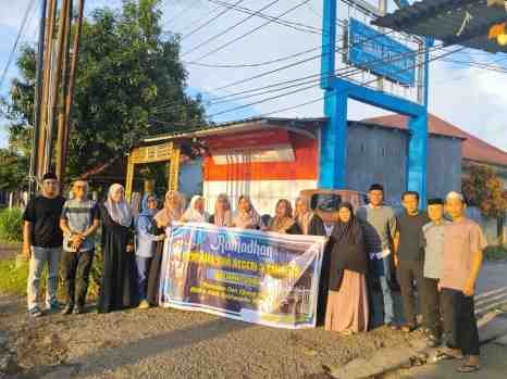 Alumni SMA Negri 2 Takalar Angkatan 2004 Berbagi Takjil di Bulan Ramadan