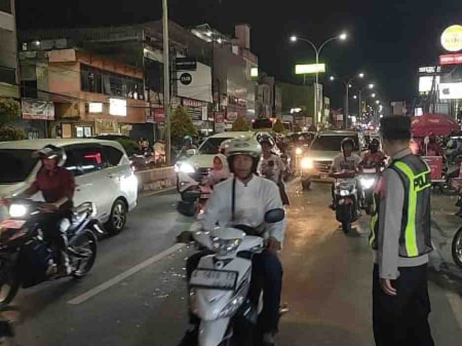 Petugas Polsek Purwakarta Polres Cilegon Lakukan Pengaturan Lalu Lintas di Depan Pos Pam 3 Landmark