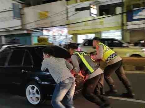 Petugas Pos Pam 3 Landmark Polsek Purwakarta Polres Cilegon Bantu Dorong Mobil Mogok di Jalan Raya