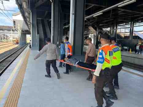 SIGAP! Polisi Bantu Penumpang KRL Rangkasbitung yang Jatuh Tak Sadarkan Diri