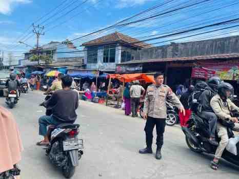 Arus Lalu Lintas Terkendali, Personel Polsek Cinangka Prioritaskan Kelancaran Wisata