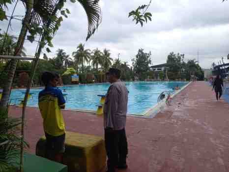 Polsek Purwakarta Patroli jalan kaki sekitar Wahana Kolam Renang Krakatau Water Word Antisipasi Penumpukan Pengunjung