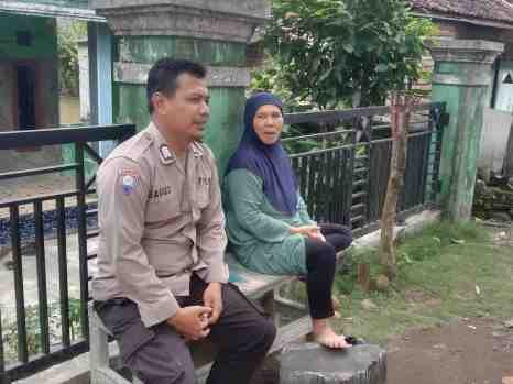 BHABINKAMTIBMAS POLSEK MUNCANG SAMBANG WARGA DESA BINAAN SAMPAIKAN PESAN KAMTIBMAS