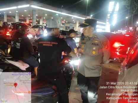 Kapolsek Panongan Pimpin Langsung Penguraian Antrean BBM di Citra Raya