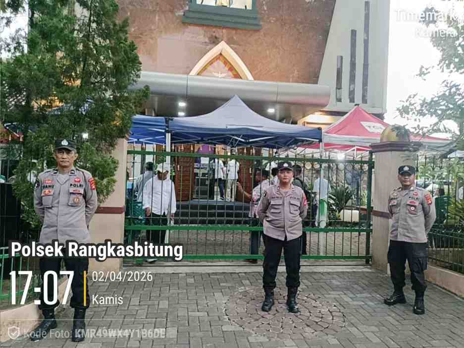 Anggota ​Polsek Rangkasbitung Polres Lebak Melaksanakan Giat Pengamanan Kenaikan Isa Almasih di Gereja Santa Maria Tak Bernoda