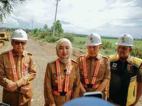 Masyarakat Antusias Sambut Wakil Gubernur Tinjau Jalan Desa Aji Mesir, Kabupaten Tulang Bawang, yang akan diperbaiki.