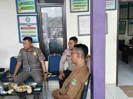 Perkuat Sinergitas, Bhabinkamtibmas Mekar Bakti Sambangi Perangkat Kelurahan