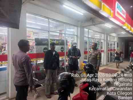 Personil Polsek Ciwandan Patroli Malam Datangi Toko Retail Dan Minimarket