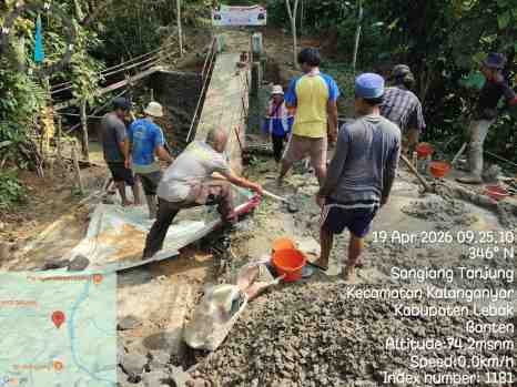 Hari Ke Enam,Rutin Polri Bersama Warga Gotong Royong  Membangun Jembatan Merah Putih Presisi di Kampung Cikaduen