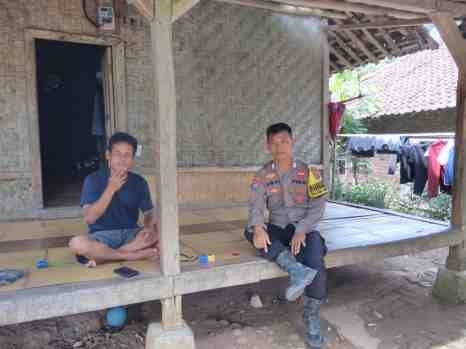 Bhabinkamtimas Polsek Cimarga Polres Lebak Menjalin Tali Silaturahmi Kedekatan Warga Di Desa Sangkanmanik