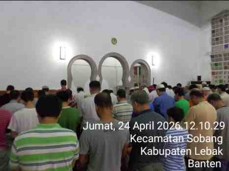 Kanit Binmas, Bhabinkamtibmas  Polsek Sobang Polres Lebak Melaksanakan Program Kapolda Banten Sholat Jumat Keliling