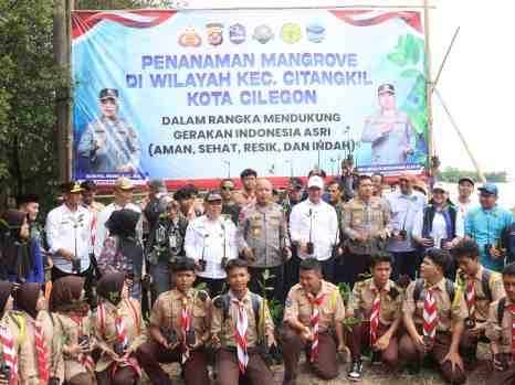 Dukung Indonesia Asri, Kapolda Banten dan Wakil Gubernur Tanam 1.000 Mangrove di Cilegon