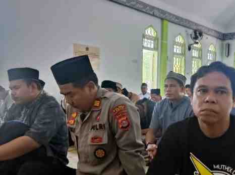 Kapolsek Cimarga Polres Lebak Dan Anggota Melaksanakan Shalat Jumat (Jumling) Di Masjid Nurul Iman Cimarga