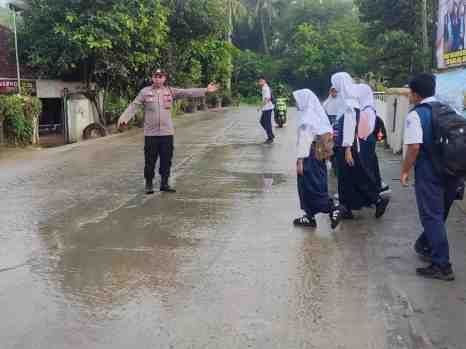 Pelaksanaan Gatur Pagi Sebagai Kewajiban Personil Polsek Cimarga Polres Lebak Untuk Keselamatan Dan Kelancaran Bagi Pengguna Jalan