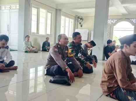 Bhabinkamtibmas dan Babinsa Kutajaya Gelar Jumling, Perkuat Sinergitas Kamtibmas di Pasar Kemis