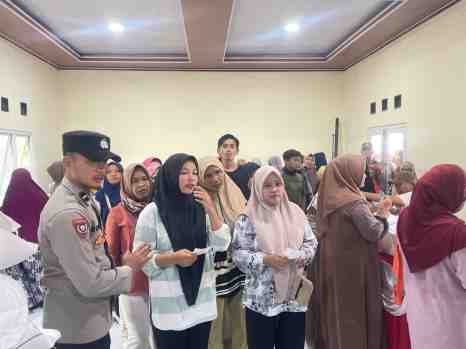 Polsek Panongan Monitoring dan Amankan Penyaluran Bantuan Pangan BULOG di Desa Peusar
