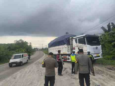 Polres Serang Bersama Dishub Tertibkan Truk Tambang Sumbu 3 (ODOL) yang Melanggar Jam Operasional