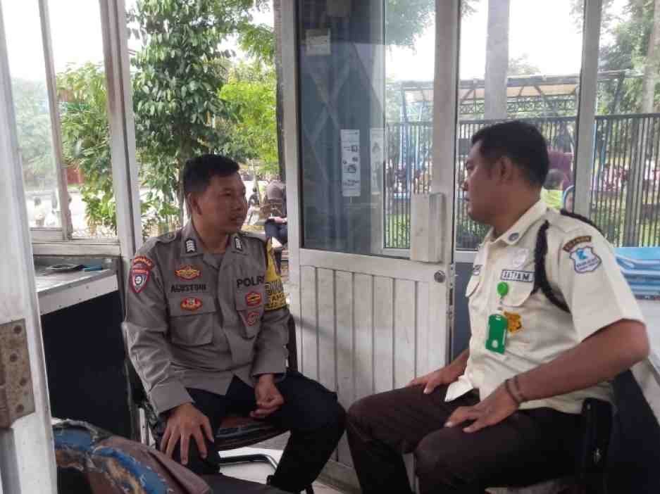 Pererat Sinergi, Bhabinkamtibmas Sambang Pos Satpam Kantor Imigrasi Kelas II TPI Cilegon